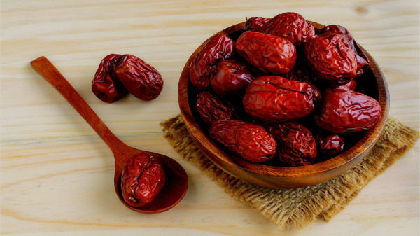 吃红枣有助于改善血压状况及心血管功能的效果。