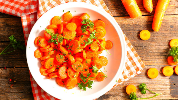 平時可多吃點富含VA的食物，如：胡蘿蔔、紅棗、動物肝臟、枸杞菜等。