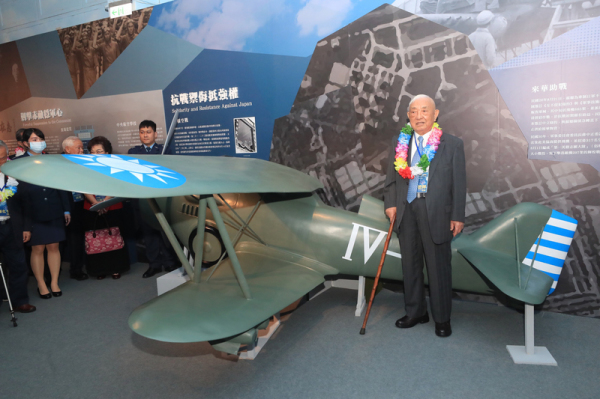 即將百歲的退役老將軍王德輝（右），7月3日參觀在國軍歷史文物館展出的「榮耀輝煌一世紀－空軍百年建軍史特展」。
