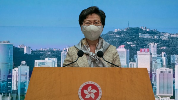 今年香港人聊天不外乎一个话题——移民。而林郑和建制派则叫港人北上移民大湾区，说法荒谬可笑。（图片来源：Anthony Kwan/Getty Images）