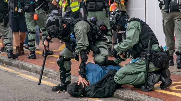 李登辉在24年前，就已经精准预测到香港今天将出现不少支持民主的港人流亡在外。图为2020年5月24日，示威者在香港反国安法活动期间被港警逮捕。