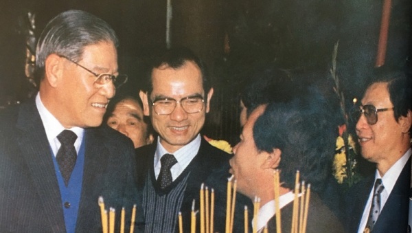 图为李登辉在77年3月与时任台北县长林丰正（前左2）前往庙宇祈福。
