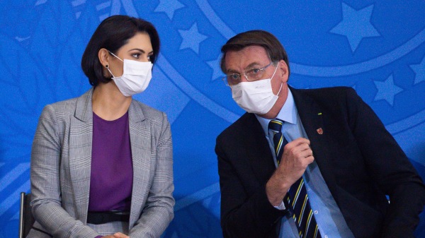 巴西第一夫人蜜雪兒（Michelle Bolsonaro）和巴西科技部長龐特斯（Marcos Pontes）都確診感染中共病毒。目前總統博索納羅內閣已有5名官員染疫。