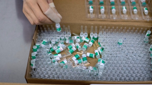 中共试图向全世界展示所谓成功的疫苗，但是刻意隐瞒风险。