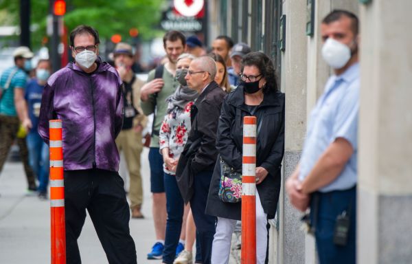 加拿大專家認為 第二波疫情已到，甚至更嚴重 圖為2020年5月 加拿大街頭戴口罩的民眾