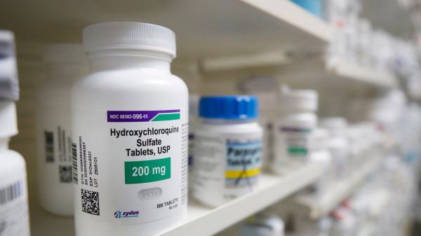 放置在药房架子上的瓶装羟氯喹片剂。（图片来源：GEORGE FREY/AFP via Getty Images）