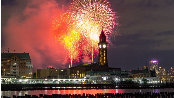 纽约市6月30日为庆祝独立日举行的烟花秀。（图片来源：Arturo Holmes/Getty Images）