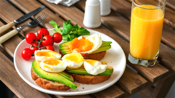 老年人常吃鸡蛋，可获得胆碱，对预防痴呆症有帮助。