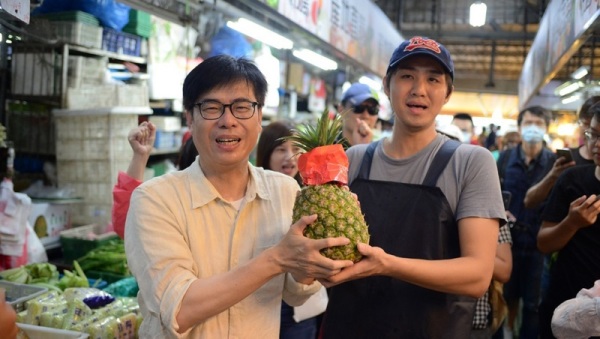 高雄市長陳其邁在臉書也發文「吃鳳梨挺農民！」