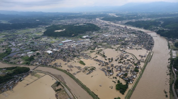 圖為2020年7月4日，日本熊本縣遭遇數十年罕見的暴雨，許多房屋被淹沒。