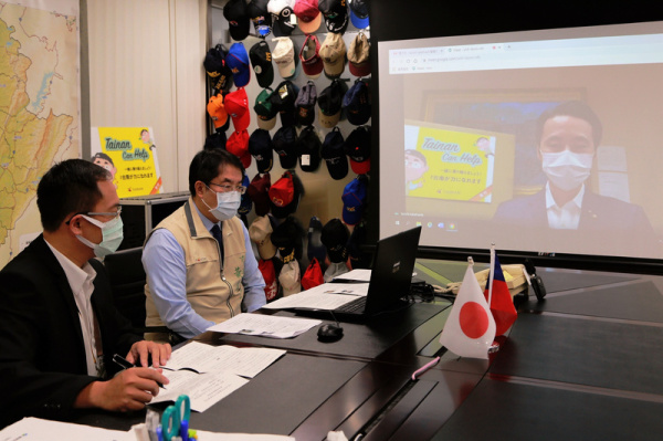 台南市长黄伟哲（左2）在5月的疫情期间，曾透过视讯与山形市长佐藤孝弘进行会议。