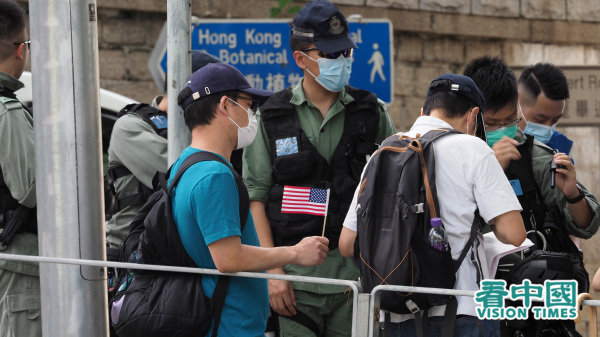 7月4日，有港人到美国驻港总领事馆外庆祝美国独立日，但遭到港警截查。（图片来源：李天正/看中国）