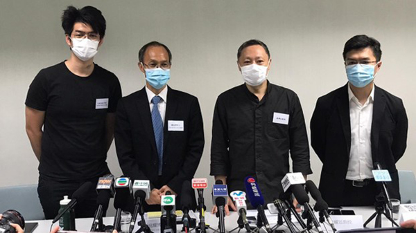 7月6日，香港大學法律系副教授戴耀廷（右二）等發起人公佈本週末民主派初選安排。（圖片來源：自由亞洲電台）
