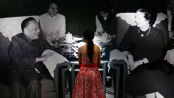 图为北京首都博物馆内，一个女孩站在邓小平和戴卓尔夫人的旧照片前。（图片来源：Feng Li/Getty Images）