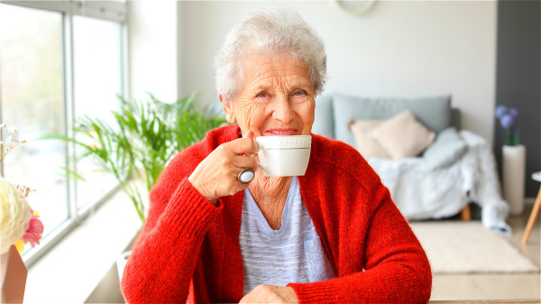 隨著年齡增長，皮膚中的抗氧化物質會逐漸減少，加上激素變化，就容易出現老人味。