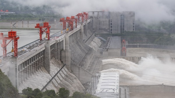三峡大坝 泄洪 中国暴雨