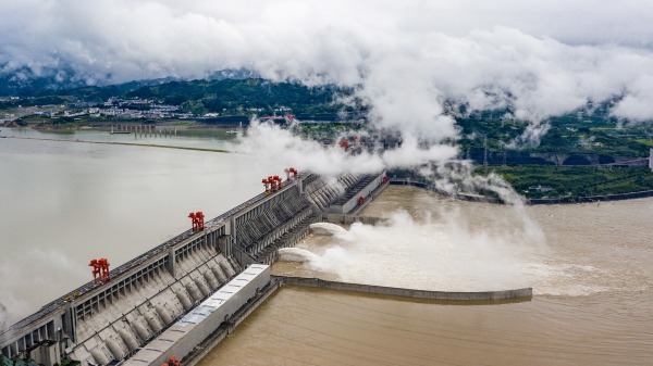 三峡大坝，是中共给中华民族制造的一个有形灾难。长江对此的现实表现是：以三峡诠释中共的本性、性质、来历；以传统文化阐释三峡大坝是个灾难。