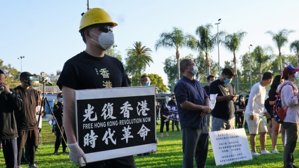 上百名在美香港人7月1日在洛杉磯郊區的公園集會中，抗議北京通過港區國安法、終結一國兩制。