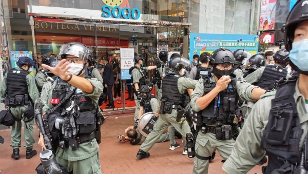 香港七一游行警方拘捕示威者