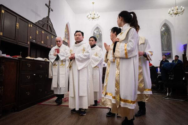 2018年12月24日，北京某天主教堂在举行弥撒。