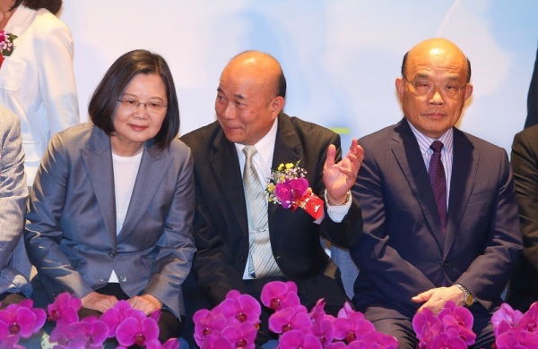 9日下午，总统蔡英文（左）、行政院长苏贞昌（右）出席台湾机械工业同业公会会员代表大会。图为公会理事长柯拔希与总统交换意见。