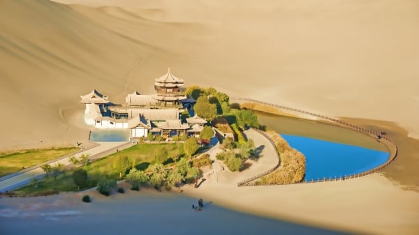 中国的月牙泉，位于大沙漠之中