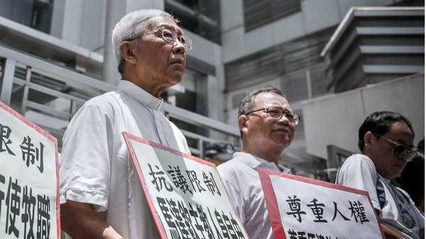 香港退休红衣主教陈日君在中联办门口抗议中共宗教迫害