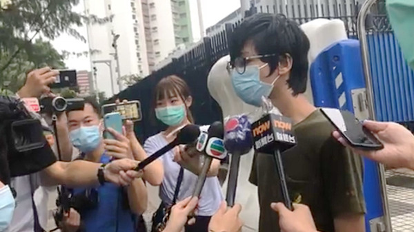 鍾翰林、何忻諾及陳渭賢在7月29日曾被香港國安人員以涉嫌煽動分裂國家罪上門拘捕。圖為兩日後鍾翰林獲准保釋後見記者。（圖片來源：立場直播截圖）