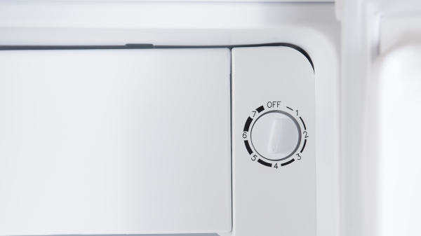 合理调节温控器，不但省电又省钱，也不用再担心冰箱动不动就结冰耗电了。