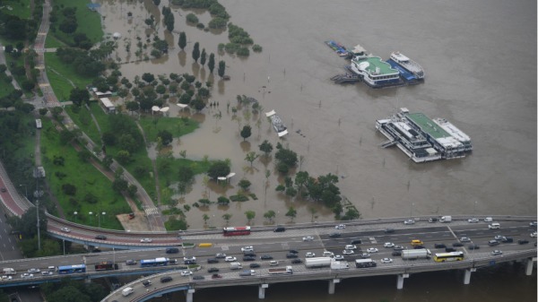 2020年8月6日，首尔市中心遭遇大雨之后，汝ou岛岛上的水淹公园