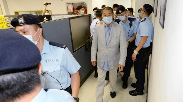 《壹传媒》创办人黎智英8月10日被捕后遭押返壹传媒大楼，从容回应“不担心”。（图片来源：Handout/Getty Images）