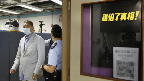 2020年8月10日，香港警方週一在壹傳媒總部拘捕了黎智英，其罪名是違反了「國安法」。