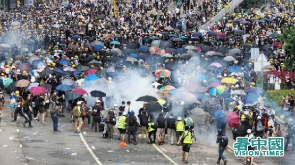 去年6月12日，《逃犯条例》被送去二读，大批市民包围立法会抗议，遭到警方暴力镇压。