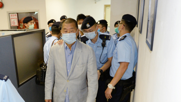 2020年8月，壹傳媒創辦人黎智英被捕後曾遭警察押返蘋果大樓搜證。（圖片來源：Getty Images）