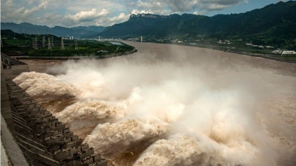2020年7月19日，三峽大壩在泄洪