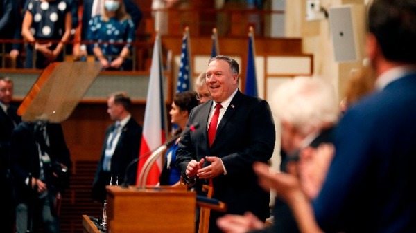 2020年8月12日，蓬佩奧來到捷克共和國參議院發表演講。