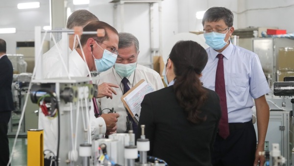 美國衛生部長艾薩（左）12日上午參訪「口罩國家隊」的長宏機械公司，並在行政院副院長沈榮津（左2）陪同下參訪，了解製作流程。