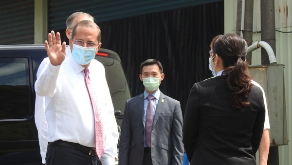 美國衛生部長艾薩12日上午參訪「口罩國家隊」的長宏機械公司，並向在場媒體揮手致意。
