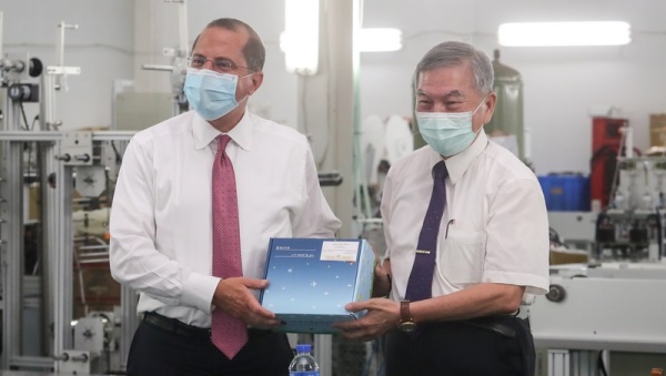 行政院副院長沈榮津（右）12日上午陪同美國衛生部長艾薩（左）訪問團，參訪「口罩國家隊」長宏機械公司，並在會後致贈台灣製口罩。