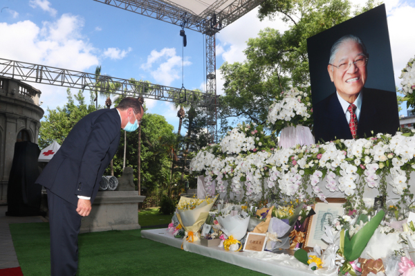 美国卫生部长艾萨（左）12日前往台北宾馆追思前总统李登辉，并深深一鞠躬致意。