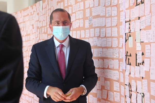  美國衛生部長艾薩9日率訪問團抵台，12日赴台北賓館追思前總統李登輝，並在追思牆留言致意。