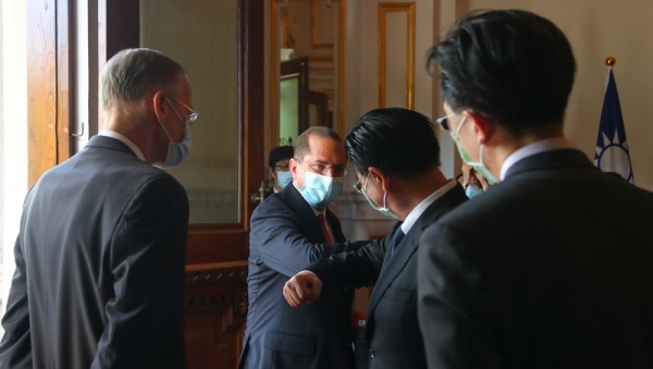 美国卫生部长艾萨（左2）12日前往台北宾馆追思前总统李登辉，为因应疫情，艾萨离开前先与外交部长吴钊燮（右2）以互碰手肘的方式致意。