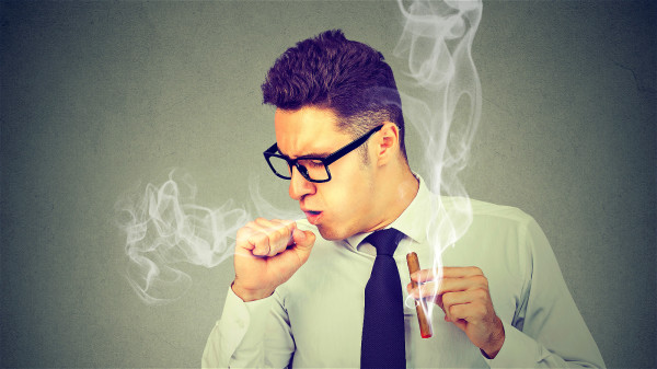 想要遠離肺癌，首先要做的就是遠離香菸，越早戒菸越好。