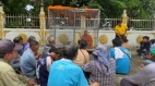寺庙念经声大扰民住持惩罚自己关进狗笼(组图)