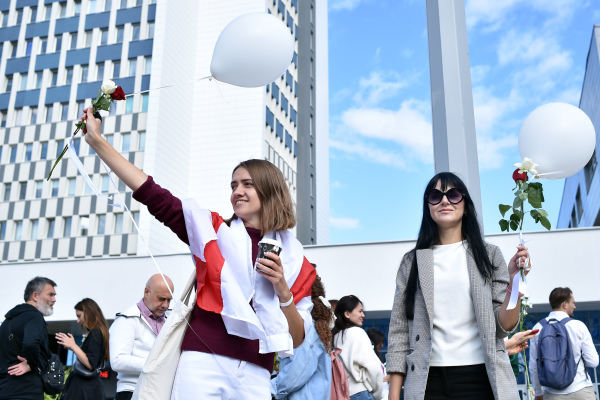 2020年8月13日，白俄罗斯的女人们手持鲜花在集会中抗议警察的暴力行为。