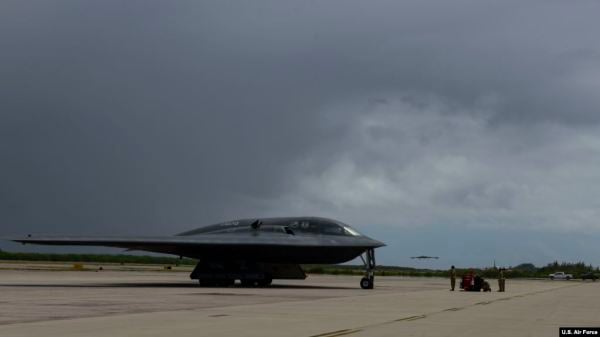 美军一架B-2型“幽灵”隐形轰炸机飞抵迪戈加西亚岛美国海军基地（美国空军2020年8月12日摄）