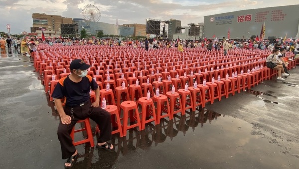 李眉蓁选前之夜造势会场，下午现场已先排满红色塑胶椅。