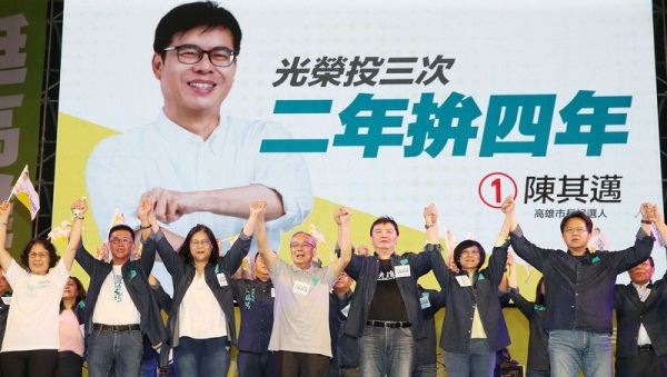 前行政院长张俊雄（前右4）及民进党立委许智杰（前左2）等人到场拉票，吁请民众全力支持。