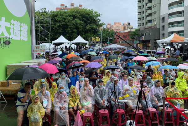 在陳其邁競選總部外面，15日下午湧入關心開票民眾，眾人不畏雨勢，為陳其邁得票領先搖旗吶喊，熱情十足。