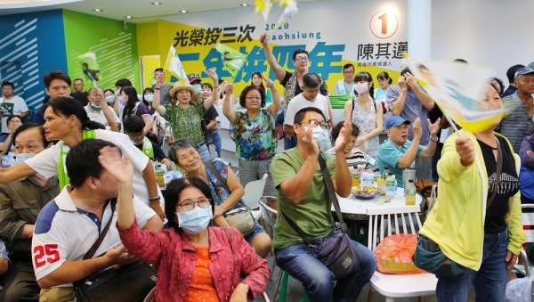 民進黨候選人陳其邁的競選總部內聚集了不少支持者，大家關注計票進度，並在看見票數暫時領先時，相當興奮。